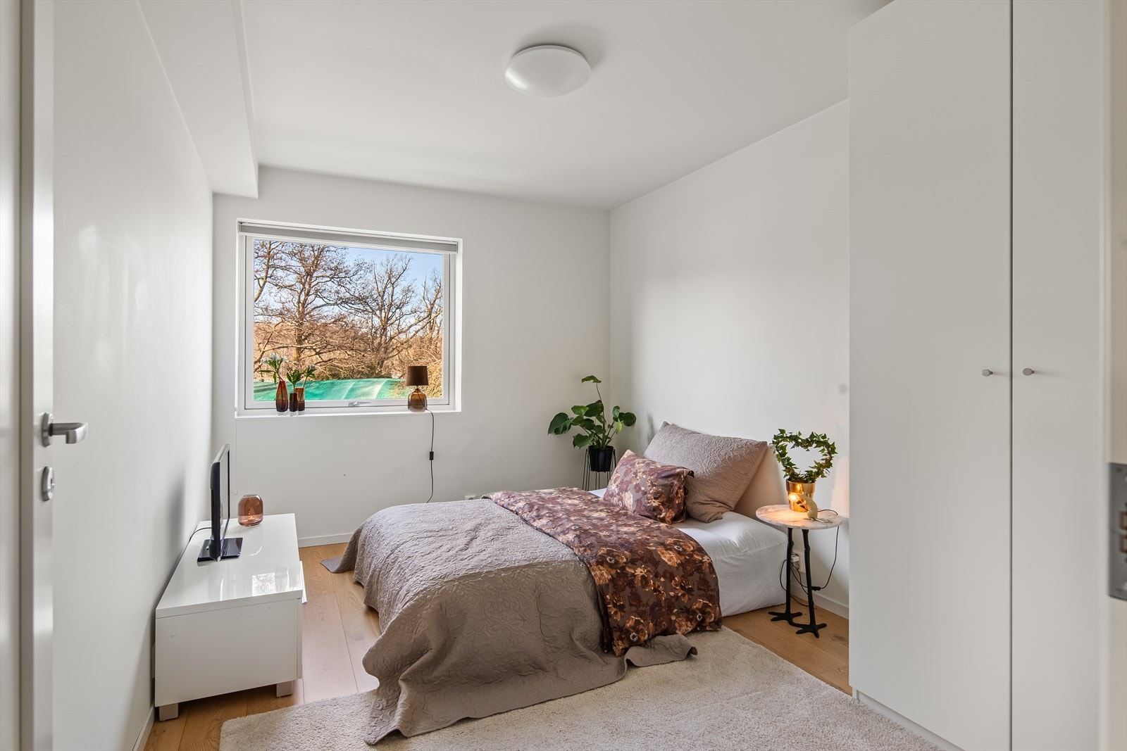 Alle soverommene er romslige og lyse, som gir deg fleksibilitet til både privatliv og gjester. Galleribilde