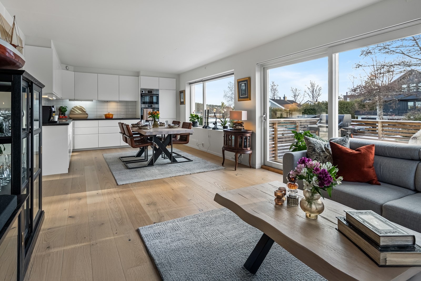 Gjennomgående for boligen er lyse og tidløse overflater som gjør det enkelt å kunne sette et personlig preg. Galleribilde