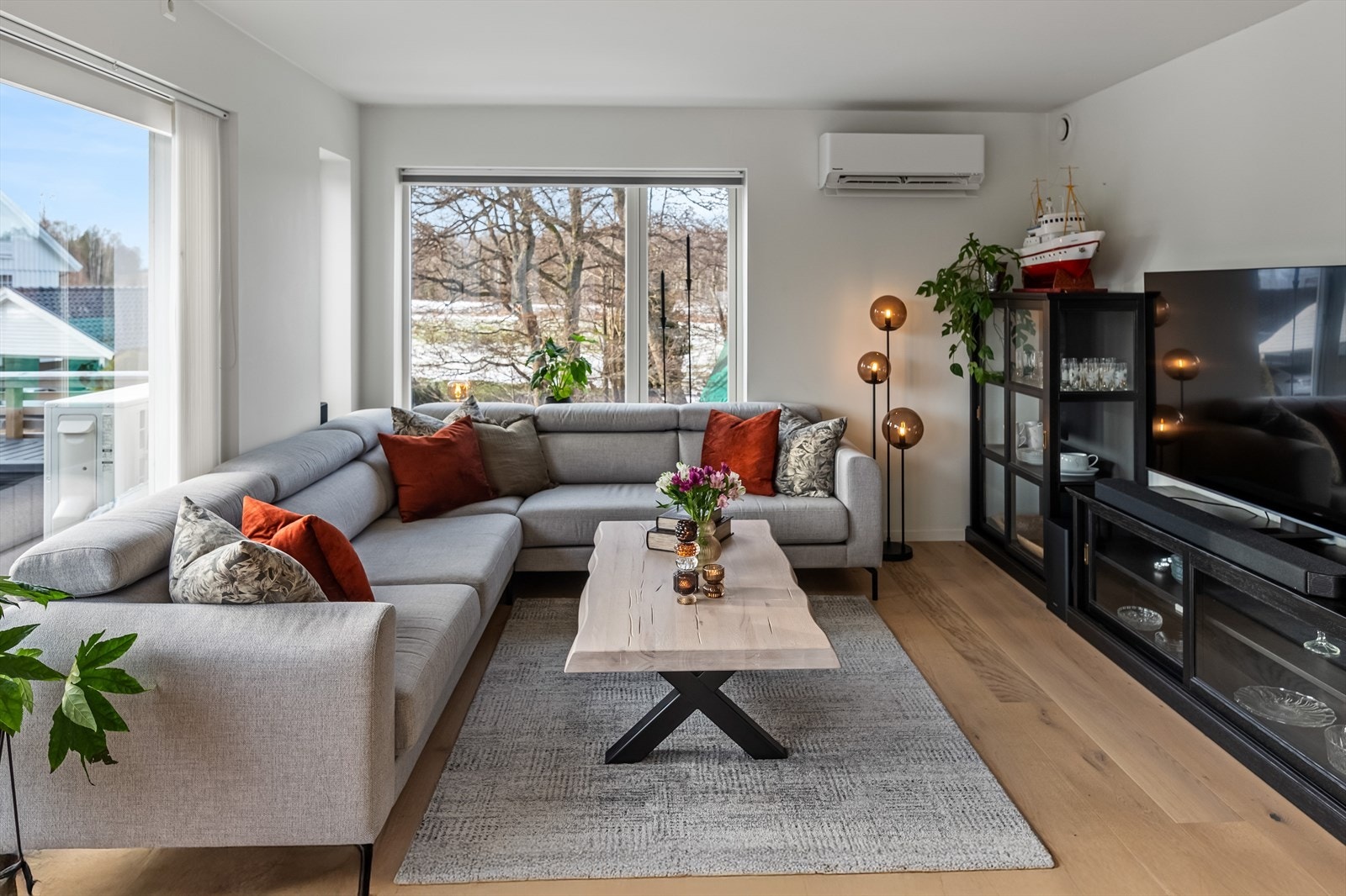 Stuen har fint plass til sofaløsning med tilhørende TV-møblement. Galleribilde