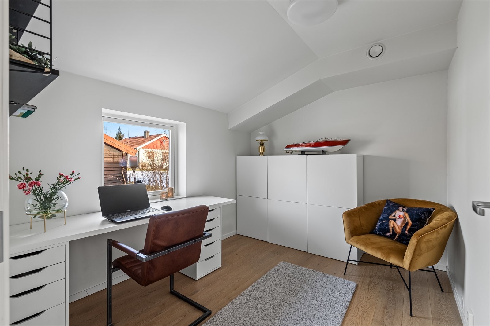 Soverom nr. tre er et ypperlig barnerom, gjesterom eller kontor - alt etter egne ønsker og behov. Galleribilde