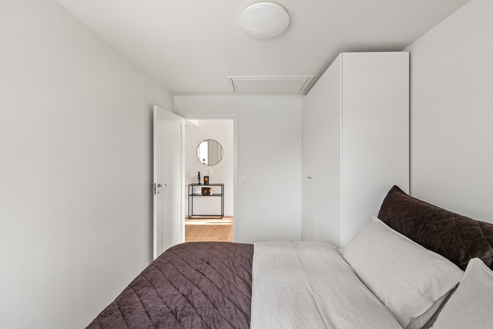 I tillegg får du et loft med god lagringsplass og en utvendig bod på ca. 4 kvm. Dette gir deg god plass til å oppbevare det du ikke trenger daglig. En funksjonell leilighet med en flott beliggenhet. Galleribilde