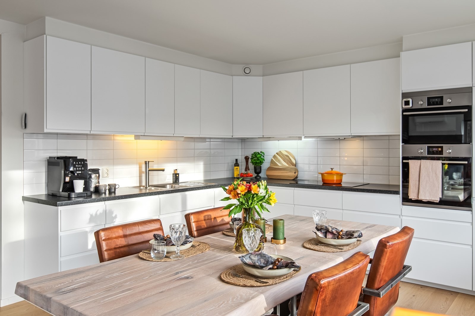 Spisestuen kan også fint plasseres i praktisk tilknytning til kjøkkensonen. Galleribilde