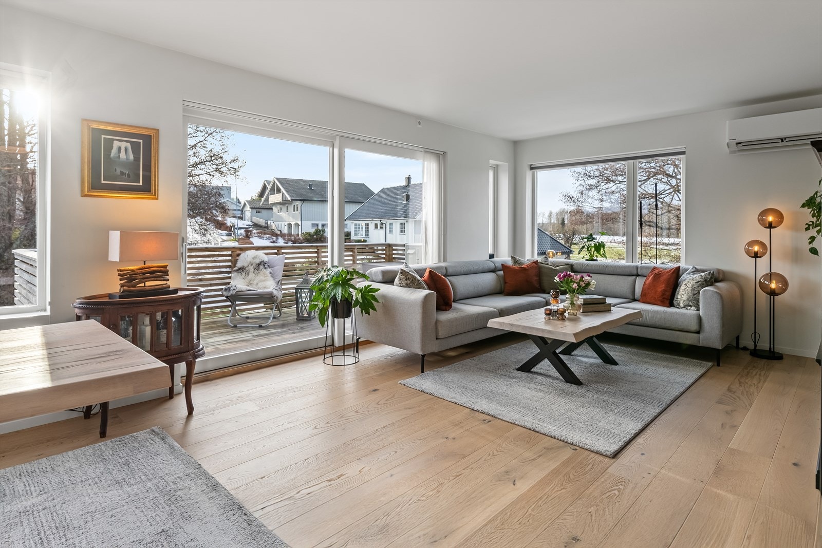 Selger opplyser om gode solforhold med flott morgensol med en varighet til klokken 21 på kveldstid på sommeren på sydvendt veranda. Galleribilde