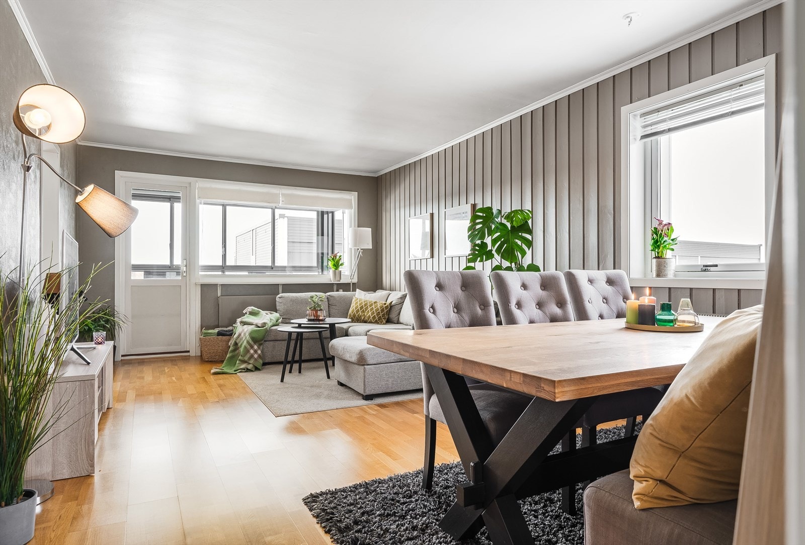 Stuen er det naturlige oppholdsrommet i leiligheten, og er et stort, lyst og hyggelig rom. Galleribilde