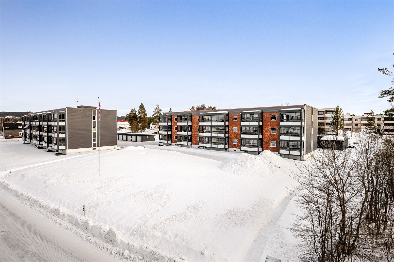 Fellesarealer er ryddig og pent opparbeidet med gressplen, diverse beplantning og asfalterte internveger og parkeringsarealer. Galleribilde