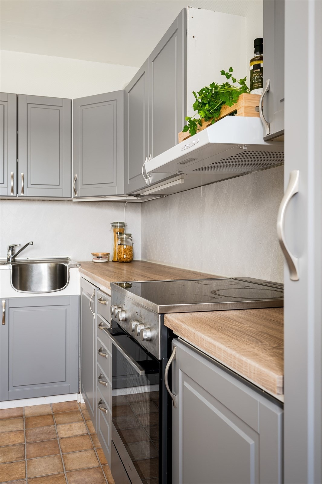 Velholdt og pen kjøkkeninnredning med god skap- og benkeplass. Innredningen har profilerte fronter fra 2021, laminerte benkeplater og benkebeslag med nedfelt oppvaskkum. Galleribilde