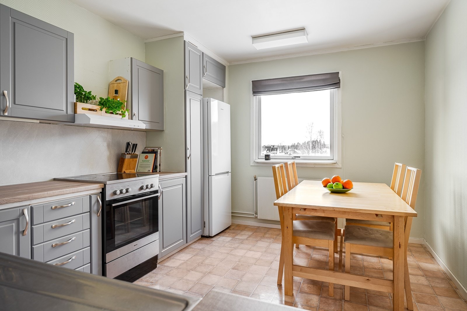 På kjøkkenet er det plass til et spisebord som gjør at også kjøkkenet blir et naturlig oppholdsrom og samlingspunkt. Galleribilde