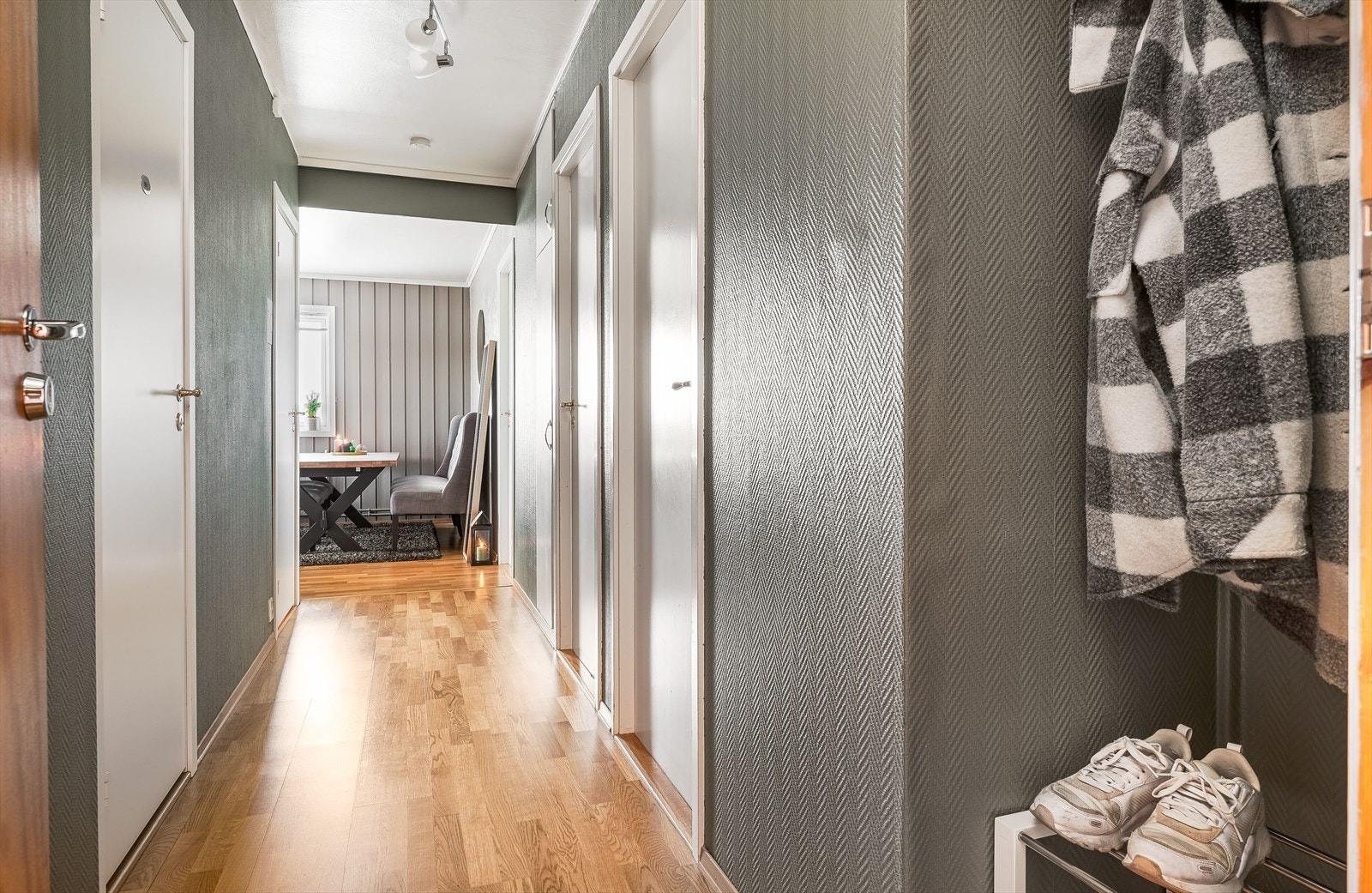 Du ønskes velkommen inn i en hyggelig entré med plass til sko og oppheng av yttertøy. Galleribilde