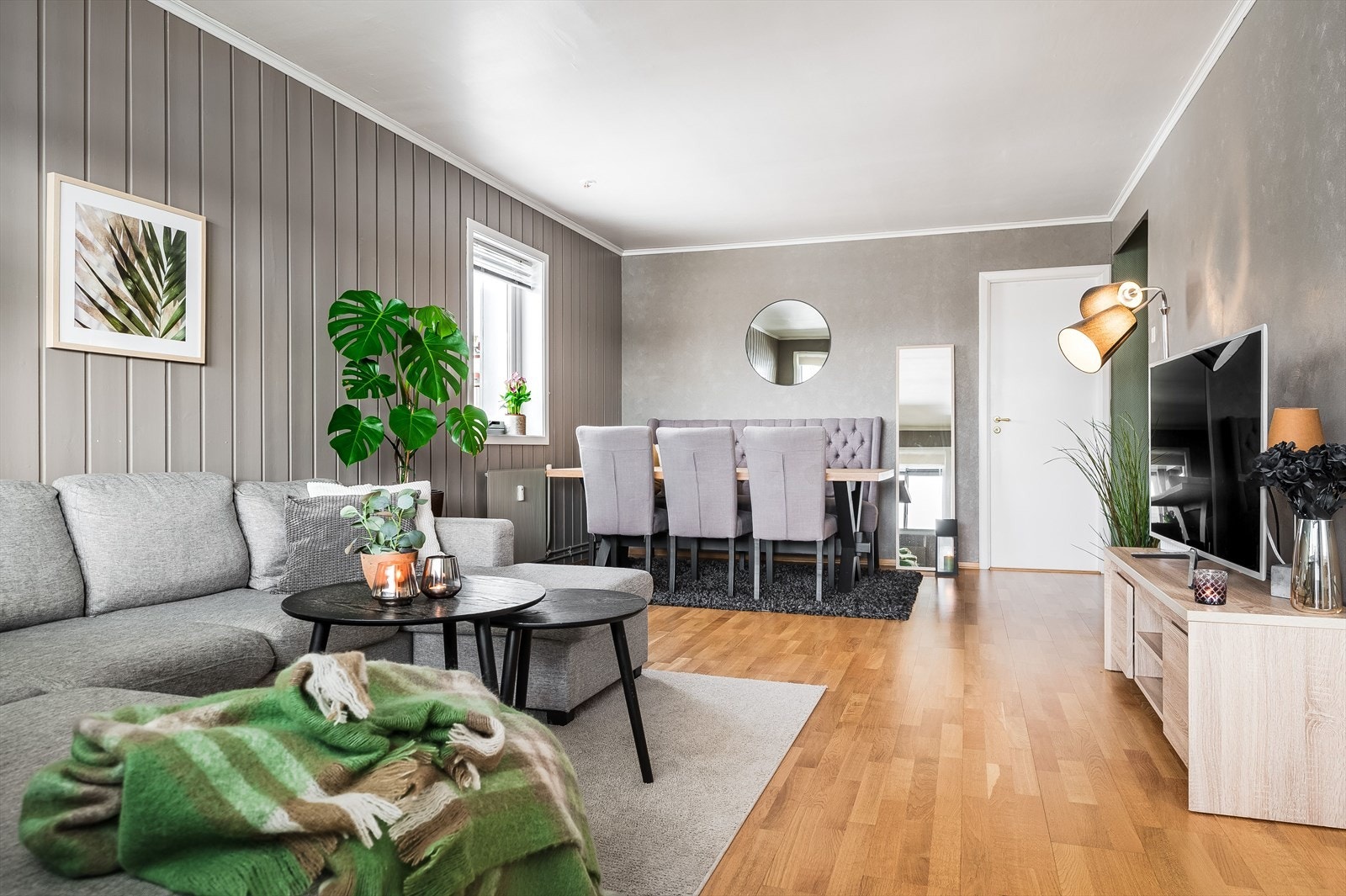 Stuen er romslig med god plass til sofagruppe med salongbord, mediemøblement med TV og et stort spisebord. Galleribilde