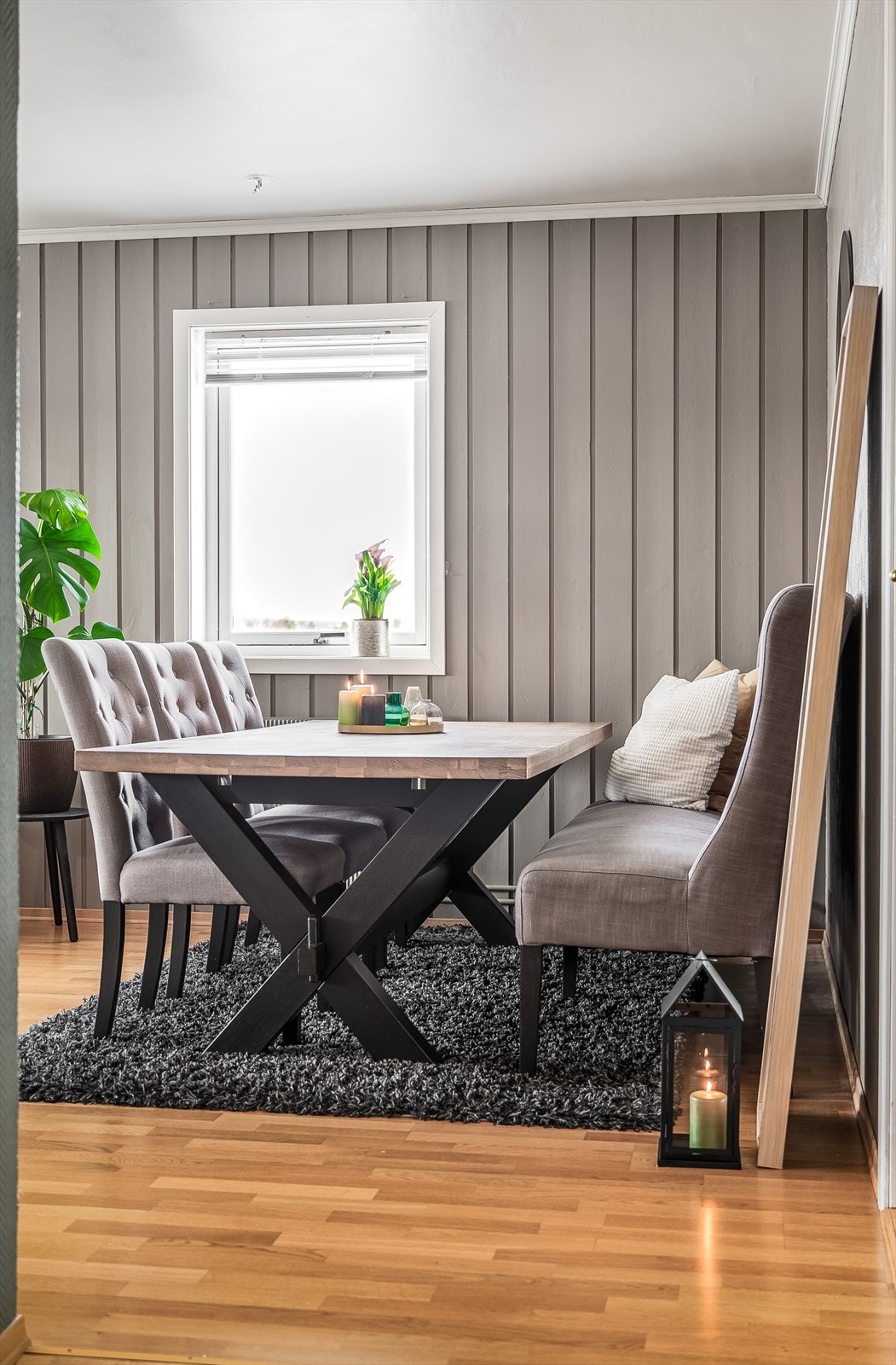 Beliggenheten på enden i byggets toppetasje med flere store vindusflater sørger for rikelig med naturlig lys, samtidig som det er lite innsyn. Galleribilde