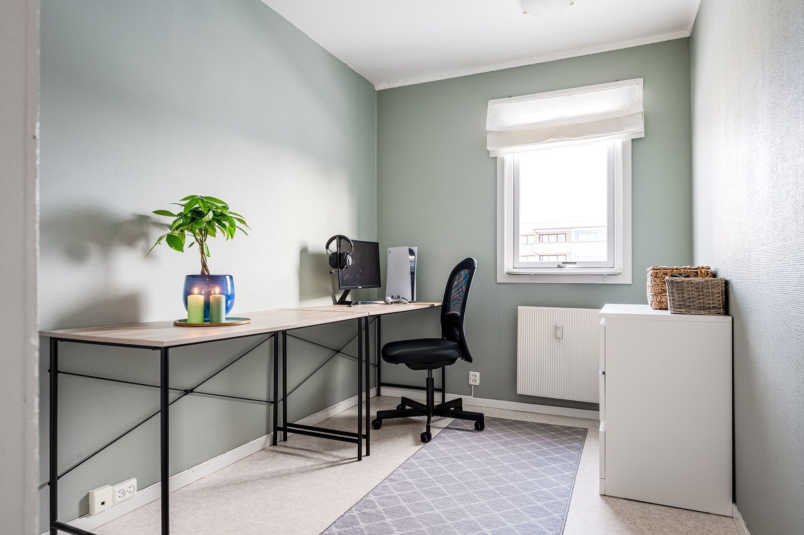 Soverom 3 er også et lyst og innbydende rom. På soverommet er det plass til seng, kontorpult og oppbevaringsplass i plassbygget garderobeskap. Galleribilde