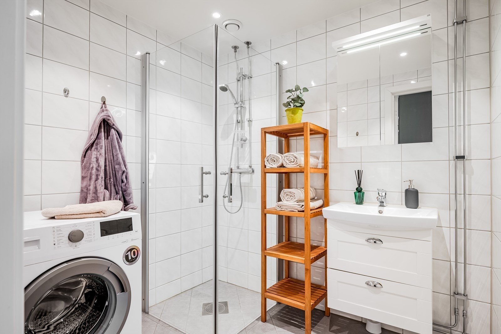 Leiligheten har et lyst og moderne baderom som ble pusset opp i regi av brl. i 2016. Baderommet har fliser på gulv og vegger, deilig gulvvarme, downlights i himlingen og mekanisk avtrekk. Galleribilde