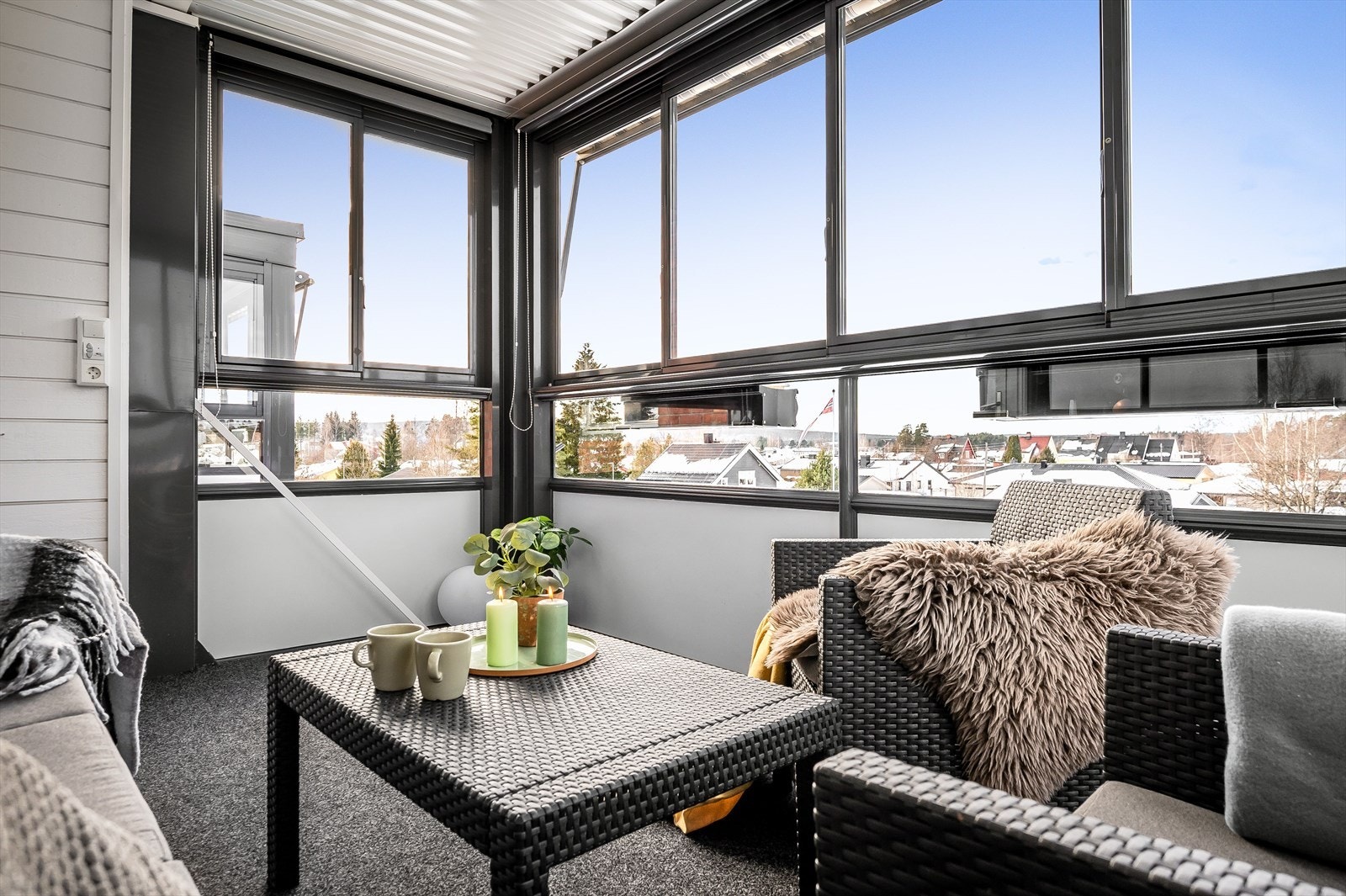 Fra stuen har du utgang til en solrik innglasset balkong på ca. 10m² mot vest. Siden balkongen er innglasset blir dette et fint ekstra rom som kan brukes gjennom hele året. Galleribilde