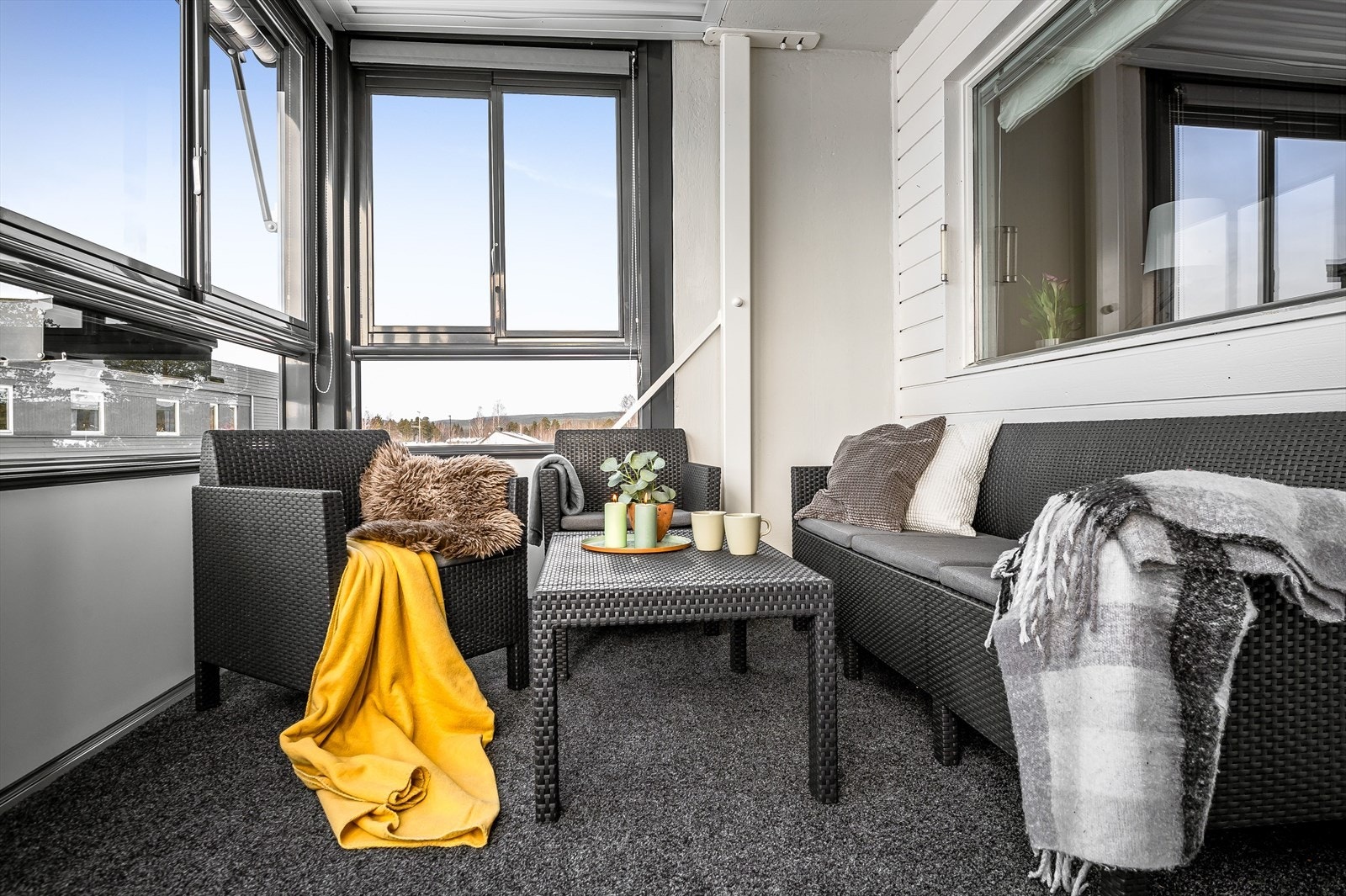 Balkongen som ble utvidet i 2016 har lunt teppe på gulv, rekkverk med skyvedører av glass og god plass til sittegruppe etter eget ønske og behov. Det er også montert utvendig markise, lys, strøm, stang til flagg og innvendig rullegardiner. Galleribilde