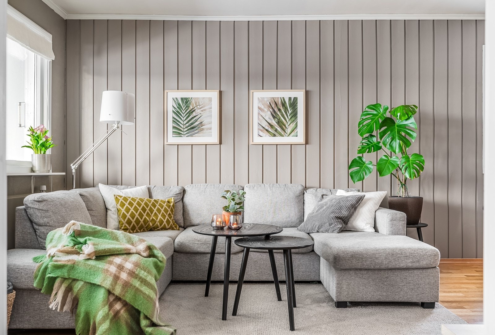 Stuen har god standard med parkett på gulv og overflater malt i en fin og tidløs gråfarge. Galleribilde