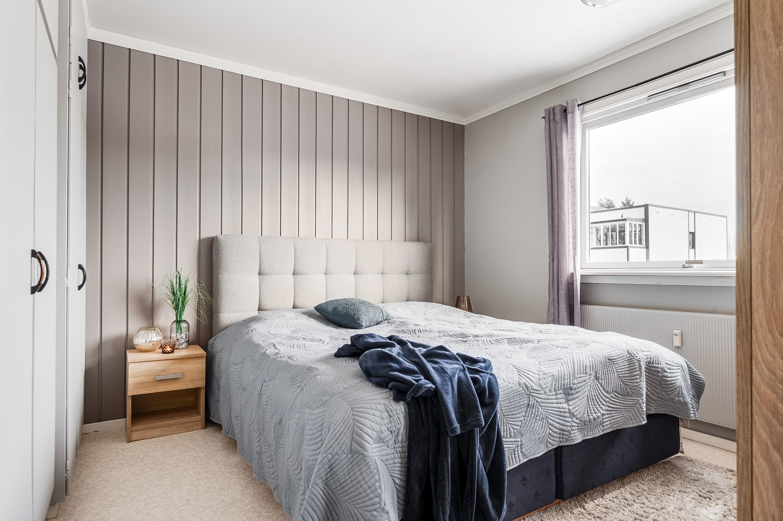 Leiligheten har et lyst og innbydende hovedsoverom med god oppbevaringsplass i flere plassbygde garderobeskap. Galleribilde