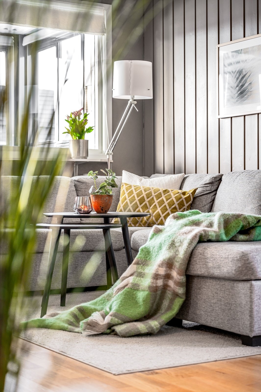 Leiligheten har en god intern beliggenheten på enden i byggets toppetasje (3. etasje). Gjennomgående og god planløsning med romslig stue, separat kjøkken, 3 soverom, bad og toalettrom. Galleribilde