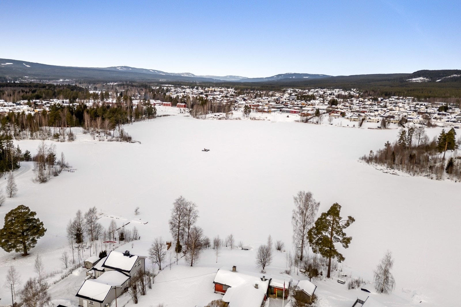I tillegg har du fine turområder like ved borettslaget på populære Sagtjernet med både badeplass og tursti langs vannet. Galleribilde
