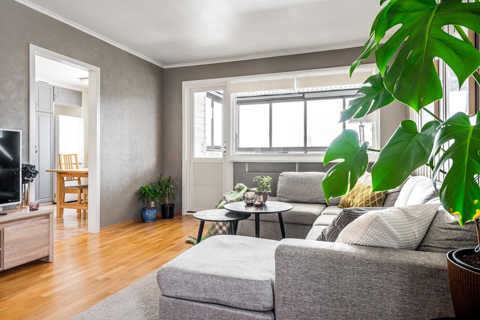 Leiligheten holdes god og lun på vinterstid med fjernvarme til radiatorer. Á-konto fjernvarme på kr. 1 478,- er inkludert i felleskostnadene. Galleribilde