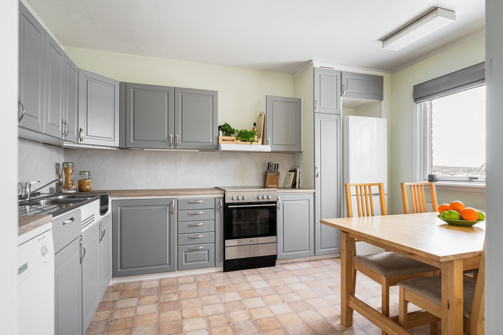 Kjøkkenet ligger i et eget rom i naturlig tilknytning til stuen. Galleribilde