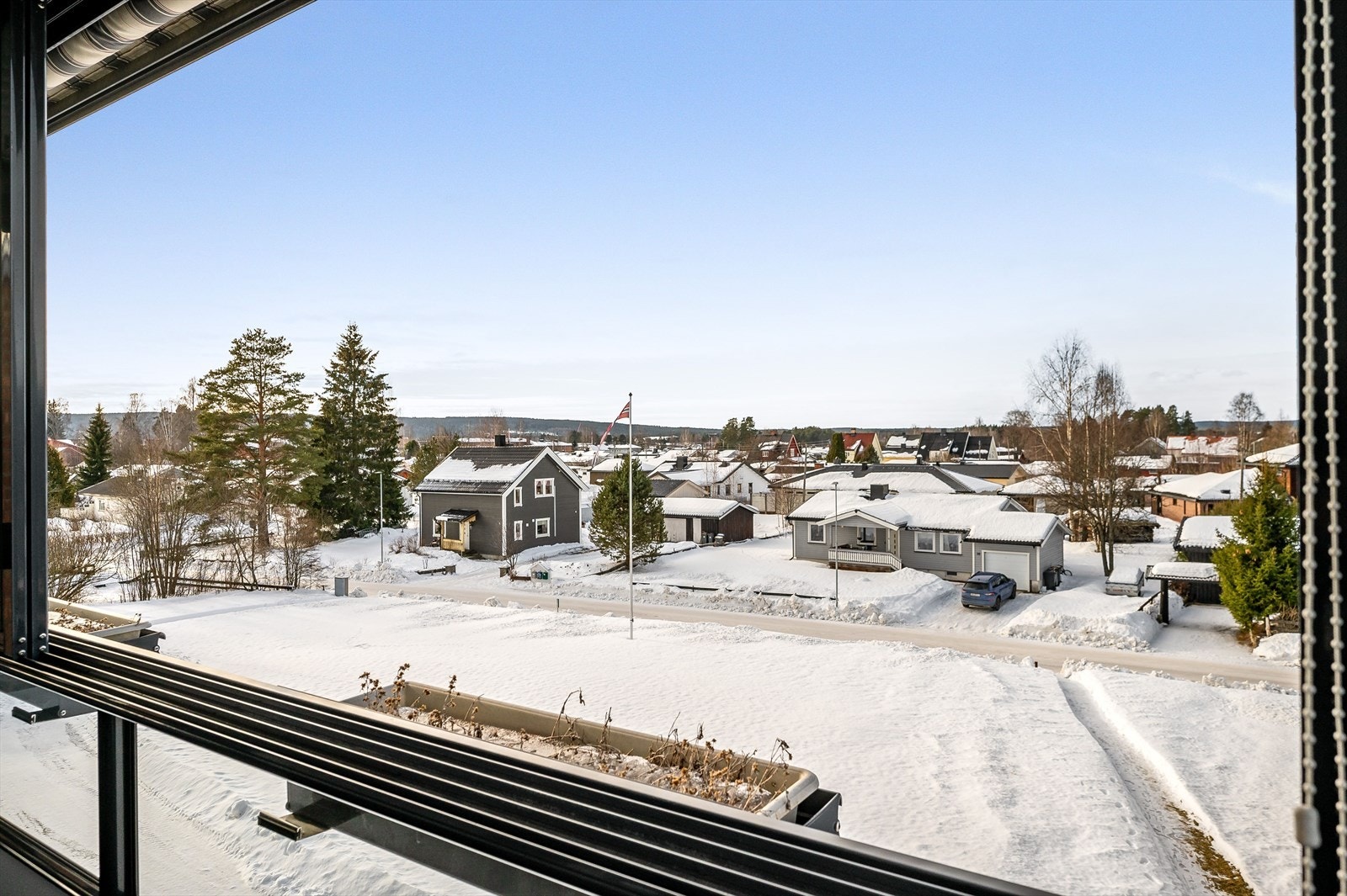 Beliggenheten i toppetasjen og mot vest sørger for gode solforhold til sent på kveld. Her sitter du høyt, usjenert og solrikt med fritt utsyn! Galleribilde