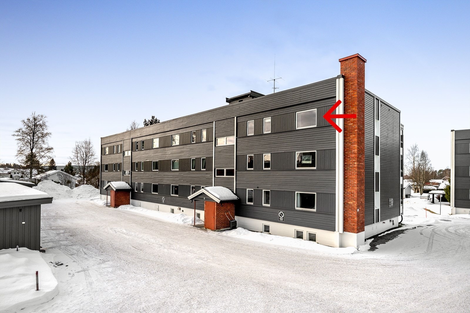 Mulighet for leie av garasjeplass gjennom borettslaget (ved ledige plasser tildeles disse etter ansiennitetsprinsippet). Parkering skjer ellers på felles parkeringsområder for borettslaget eller langs tilstøtende gater. Galleribilde