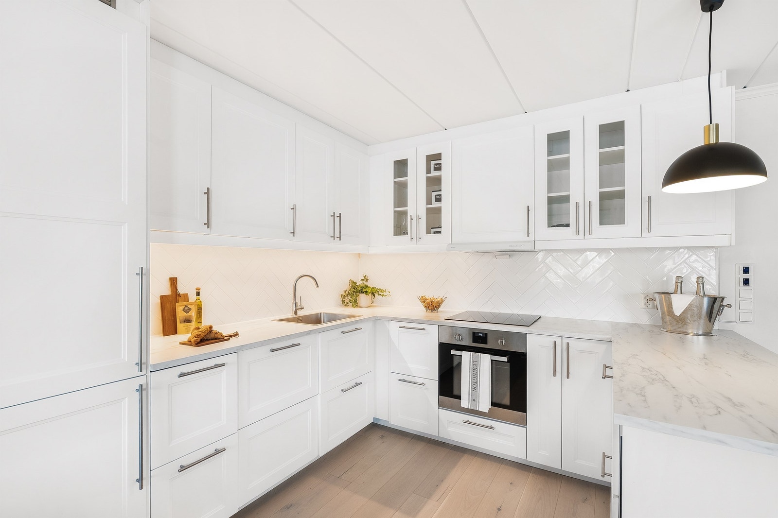 Moderne kjøkkeninnredning fra 2021 med profilerte fronter og integrerte hvitevarer. Ny Flexit vifte fra 2025 Galleribilde