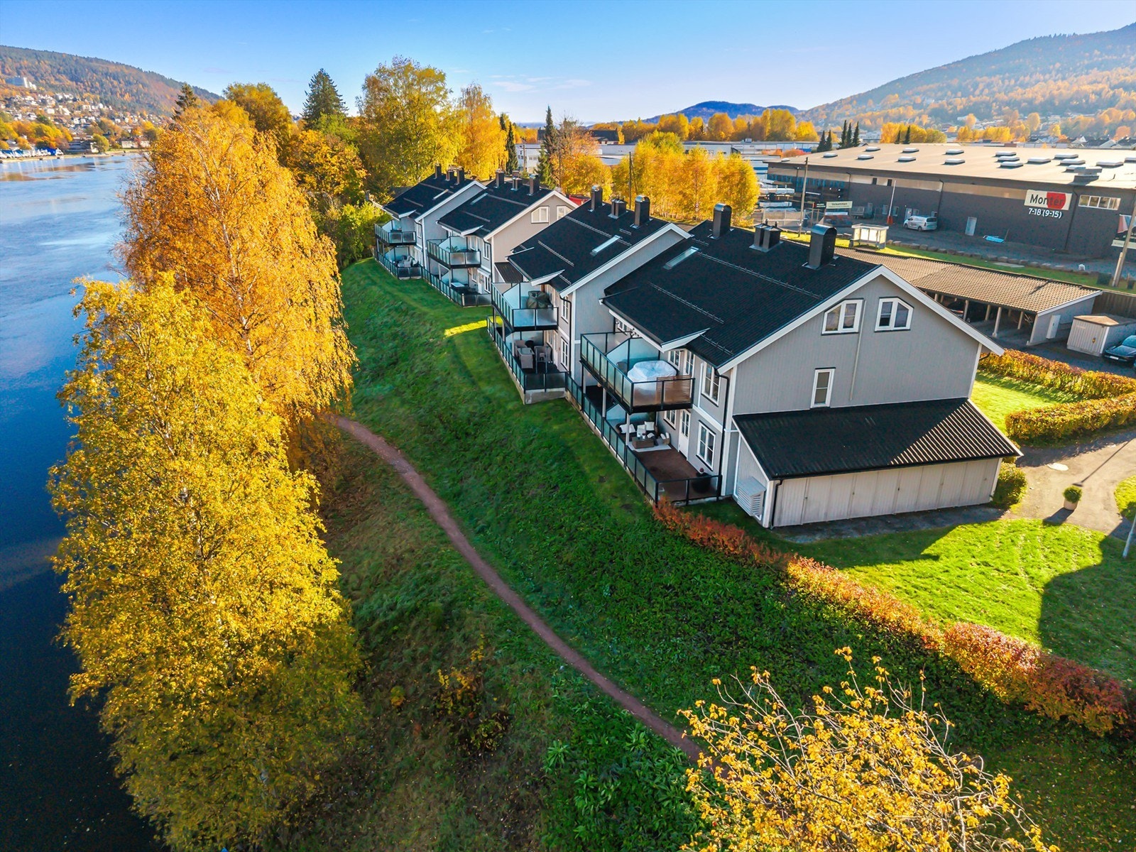 Boligen har en attraktiv og skjermet beliggenhet på Gulskogen, med Drammenselva som nærmeste nabo Galleribilde