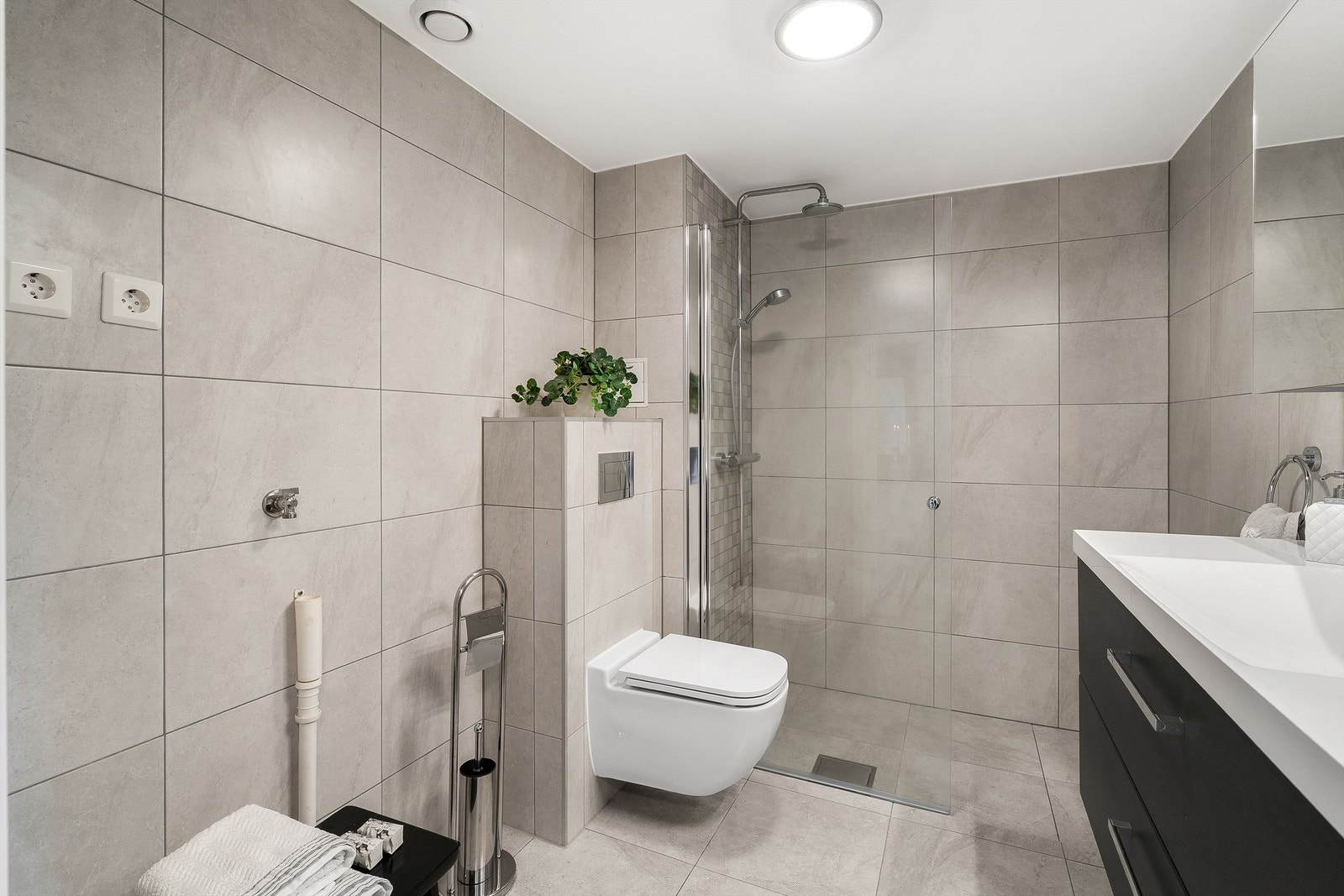 Pent og stilrent bad oppgradert i 2019. Nedsenket dusjsone med glassdør og regnfallsdusj. Opplegg for vaskemaskin og tørketrommel Galleribilde