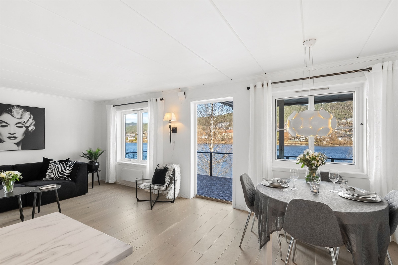 Lys og romslig stue med god plass til både sofagruppe og spisebord Galleribilde