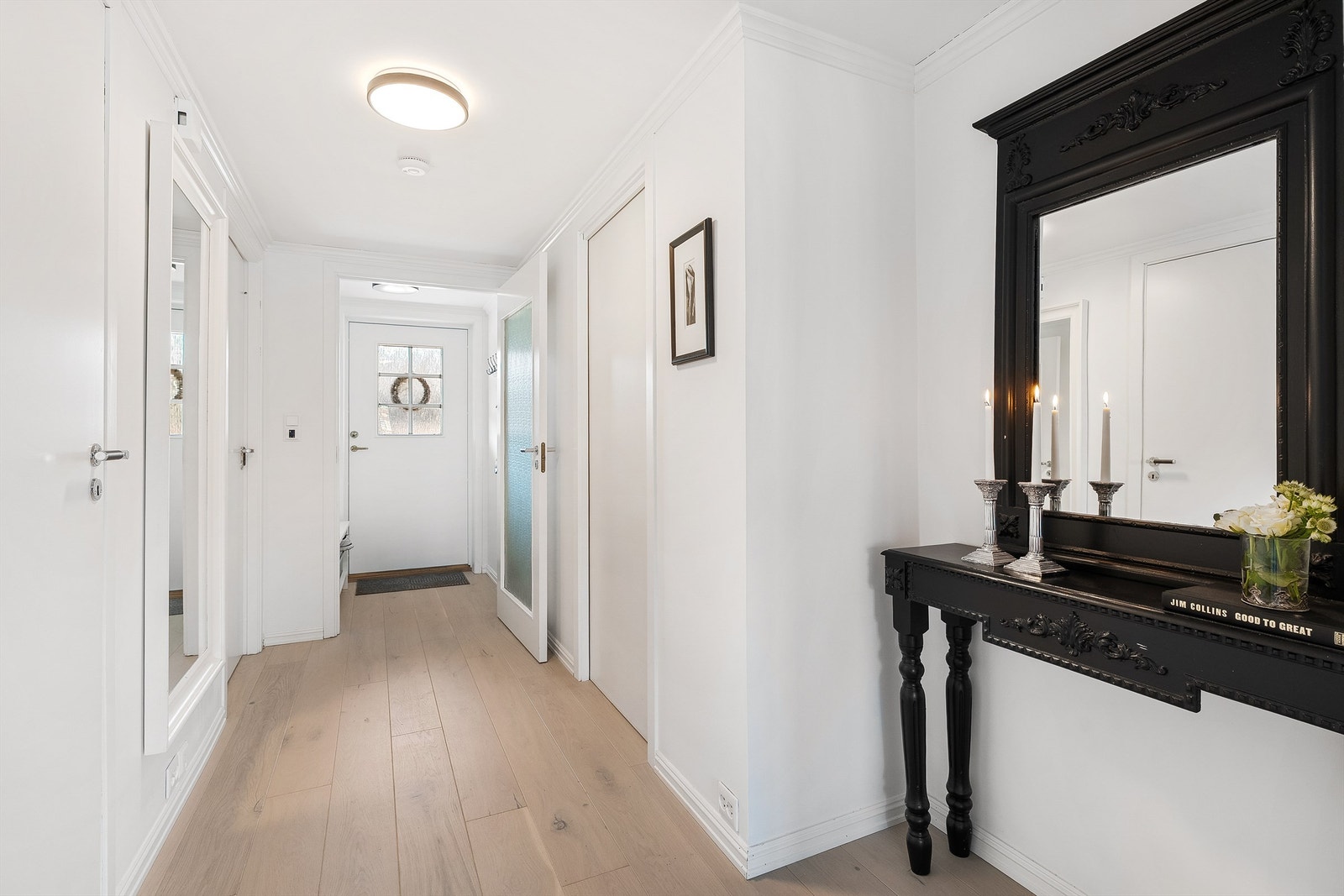 Romslig entré/gang med plass til ytterplagg Galleribilde