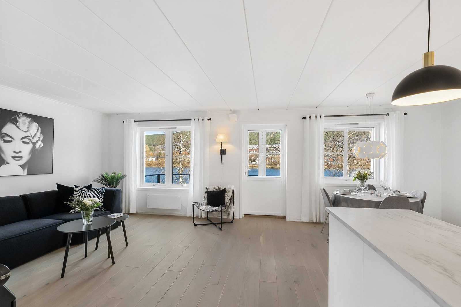 Store vindusflater gir rikelig med naturlig lys og en flott utsikt. Direkte adkomst til egen terrasse Galleribilde