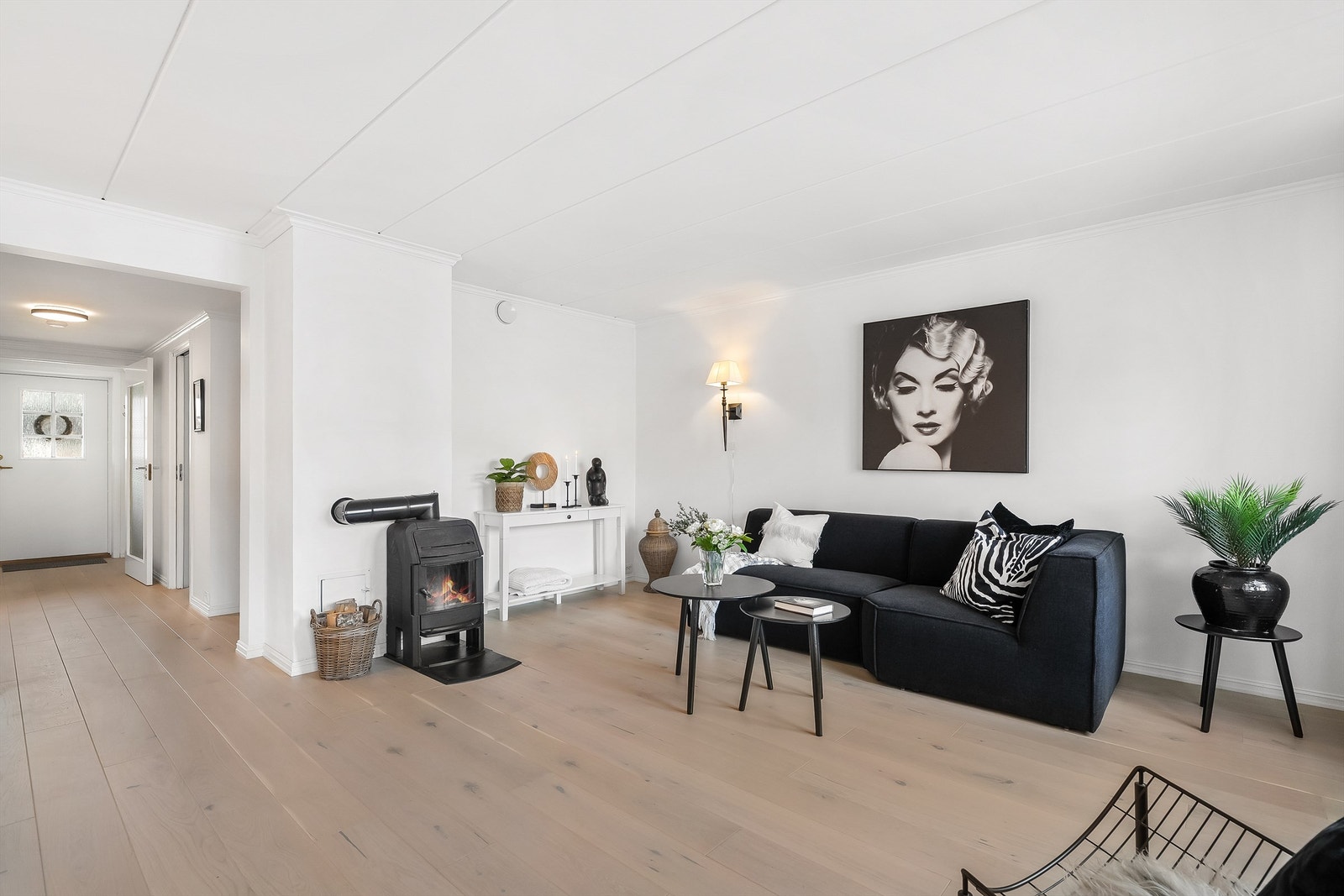 Leiligheten har en gjennomgående moderne standard. Jøtul peisovn med glassdør bidrar til en lun og hyggelig atmosfære Galleribilde