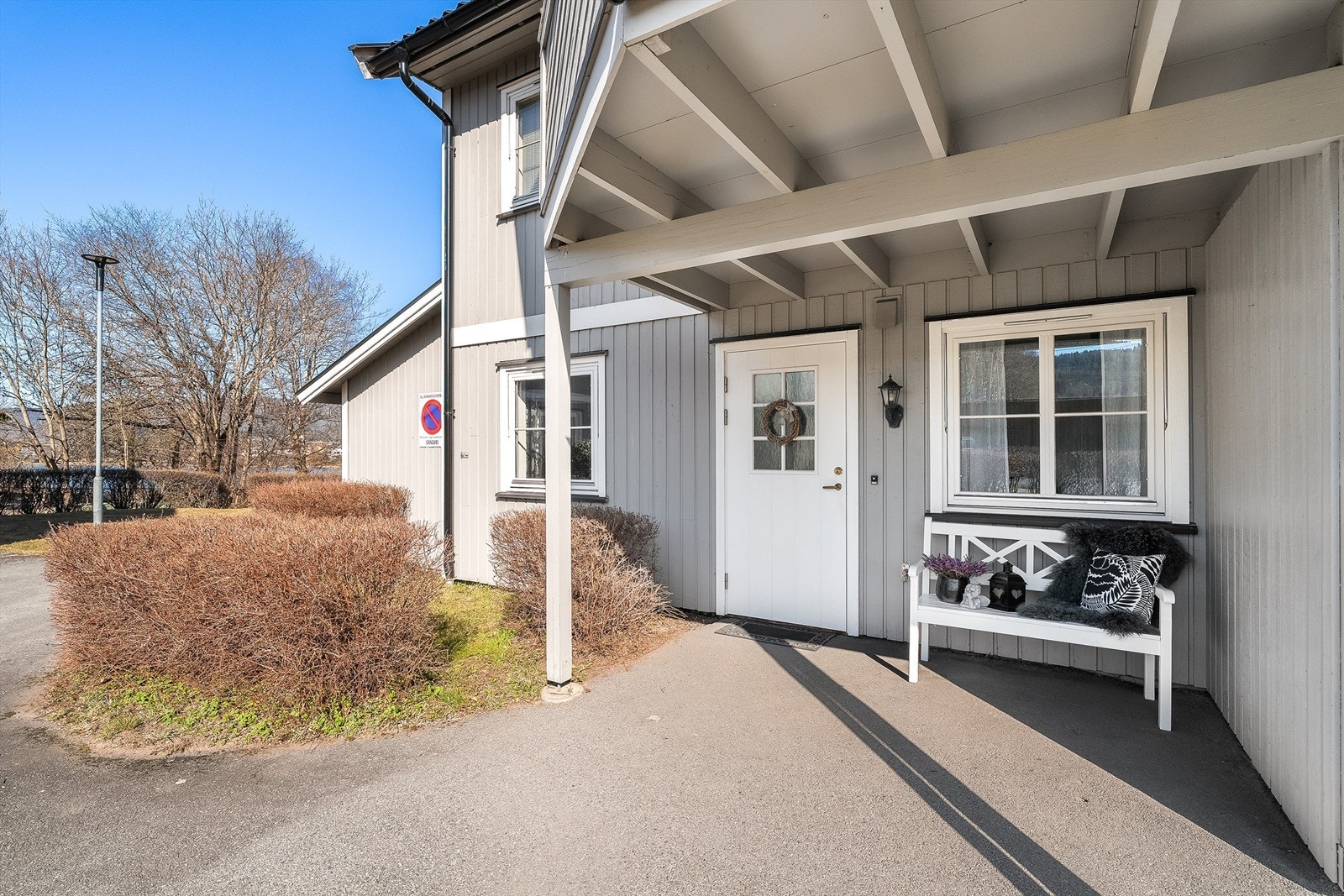 Trappefri adkomst via et praktisk og overbygget inngangsparti. Muligheter for etablering av terrasseplatting Galleribilde