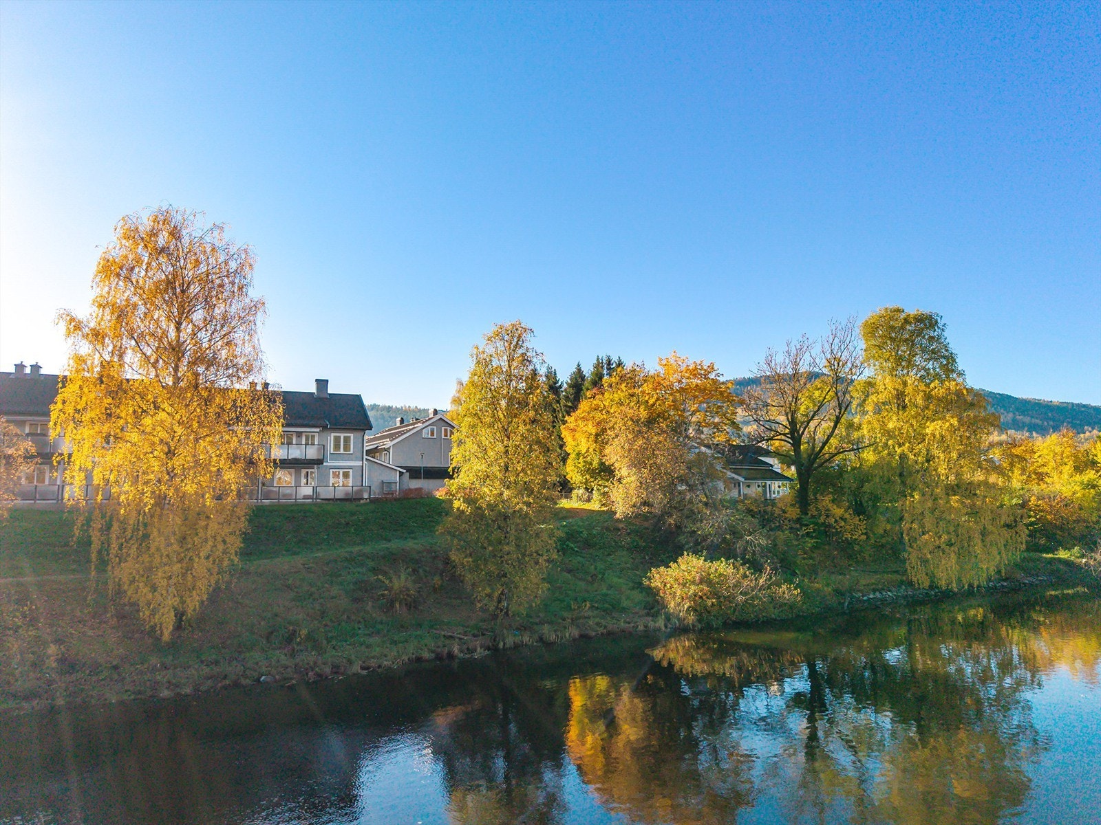 Her er det direkte tilgang til elvepromenaden, som byr på naturskjønne omgivelser og flotte turmuligheter året rundt Galleribilde