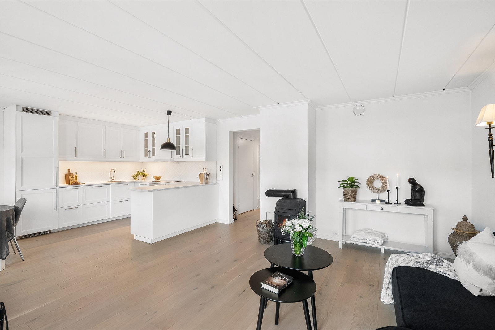 Åpen løsning mellom stue og kjøkken Galleribilde