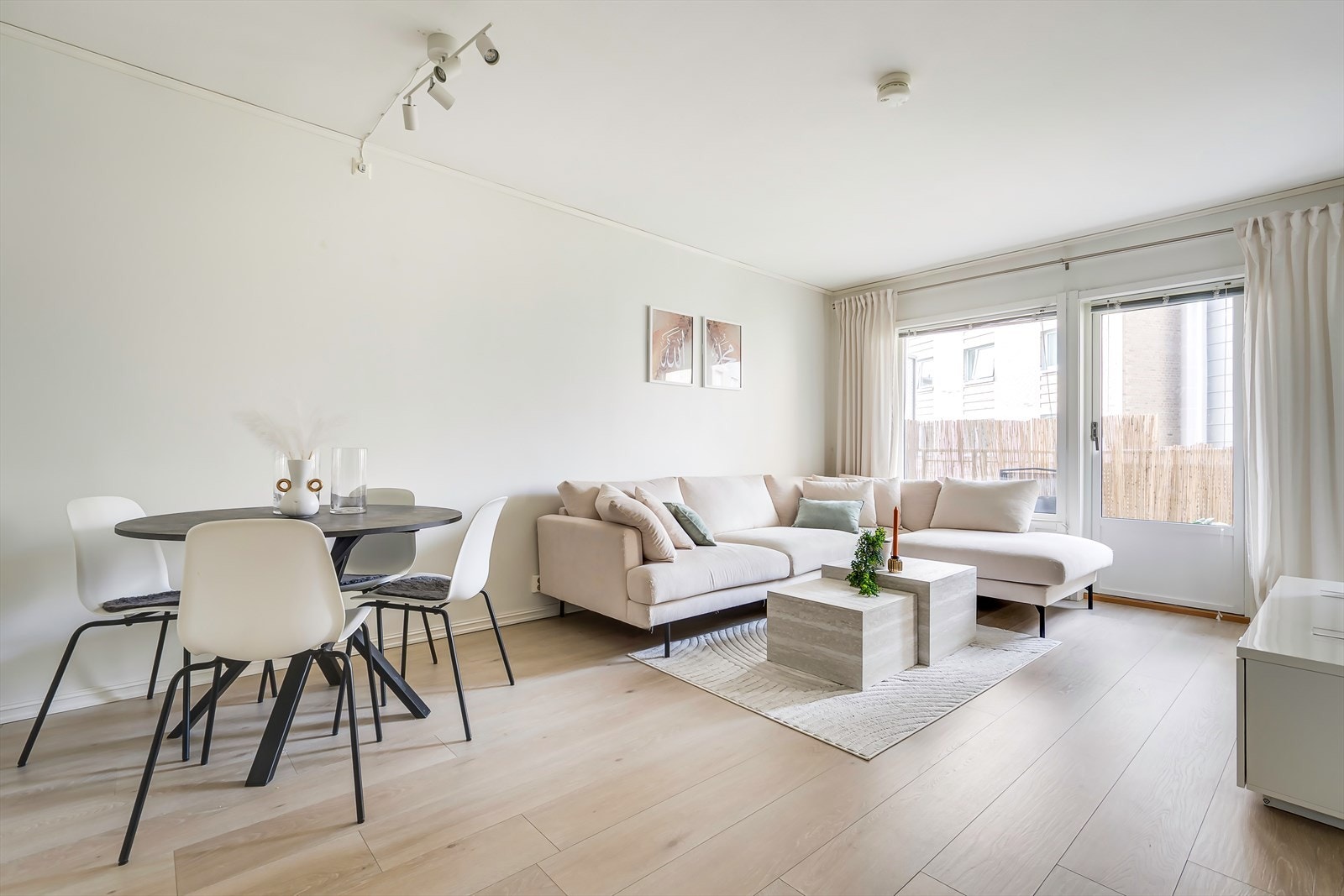 De pene overflatene og den åpne planløsningen gjør det enkelt å møblere etter egne ønsker og behov. Galleribilde