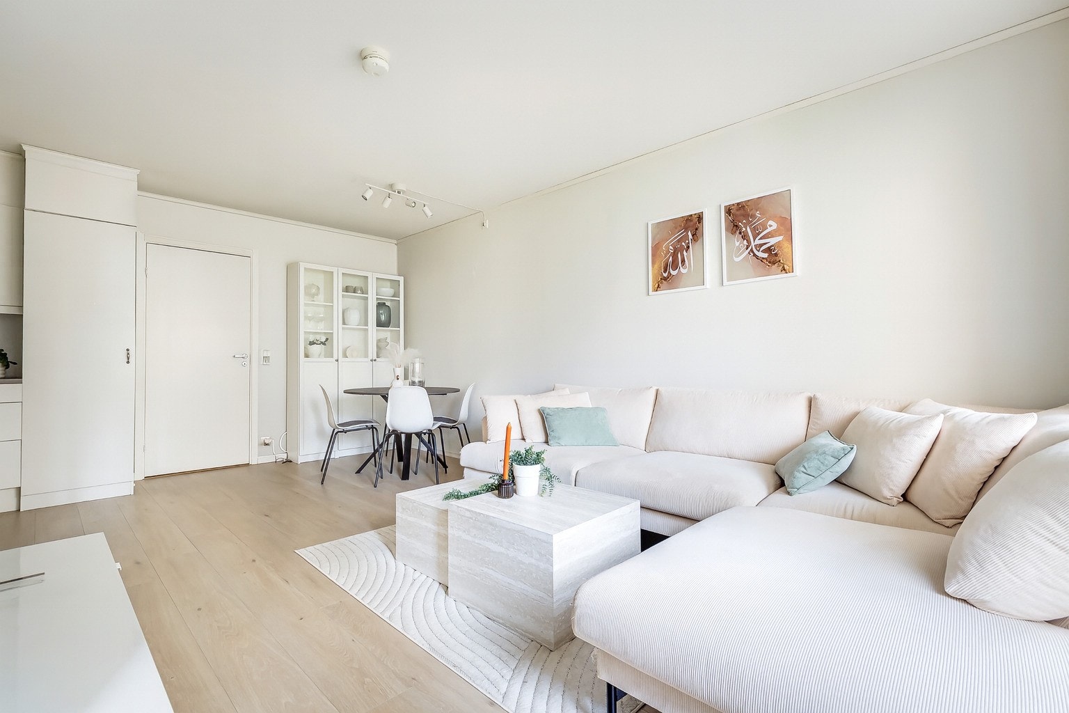 Det er god plass til både sofagruppe med tilhørende tv-møblement og spisebord. Galleribilde