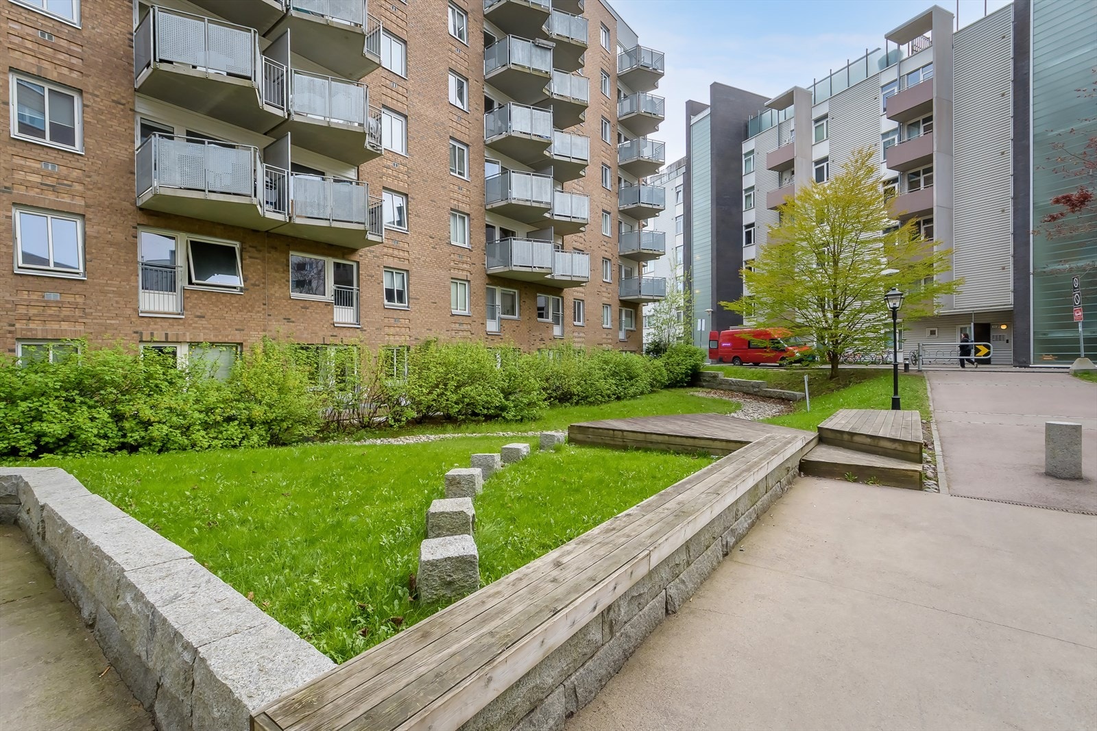 Fellesområder er pent opparbeidet med plenarealer, solsenger, trær, prydbusker, diverse beplantning, sittegrupper, sykkelparkering, asfalterte internveier og felles garasjeanlegg i kjeller. Galleribilde
