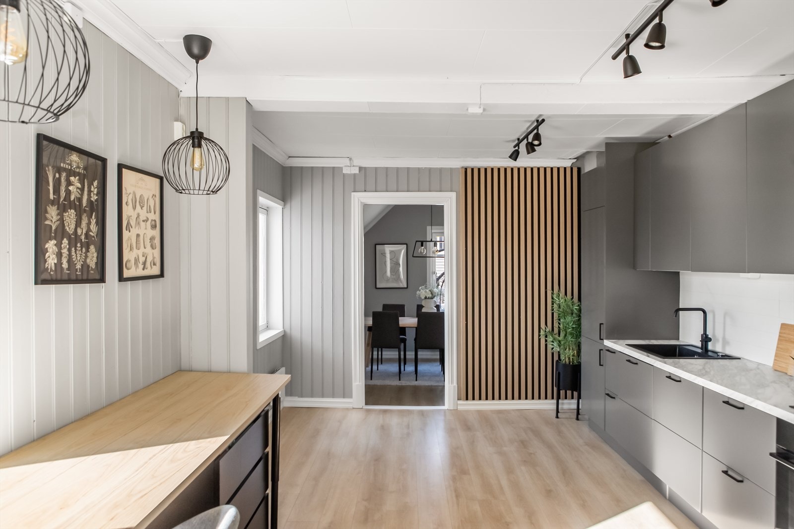 Kjøkkenet var nytt i 2021, og har et smakfullt og moderne design med god skap- og benkeplass. Galleribilde