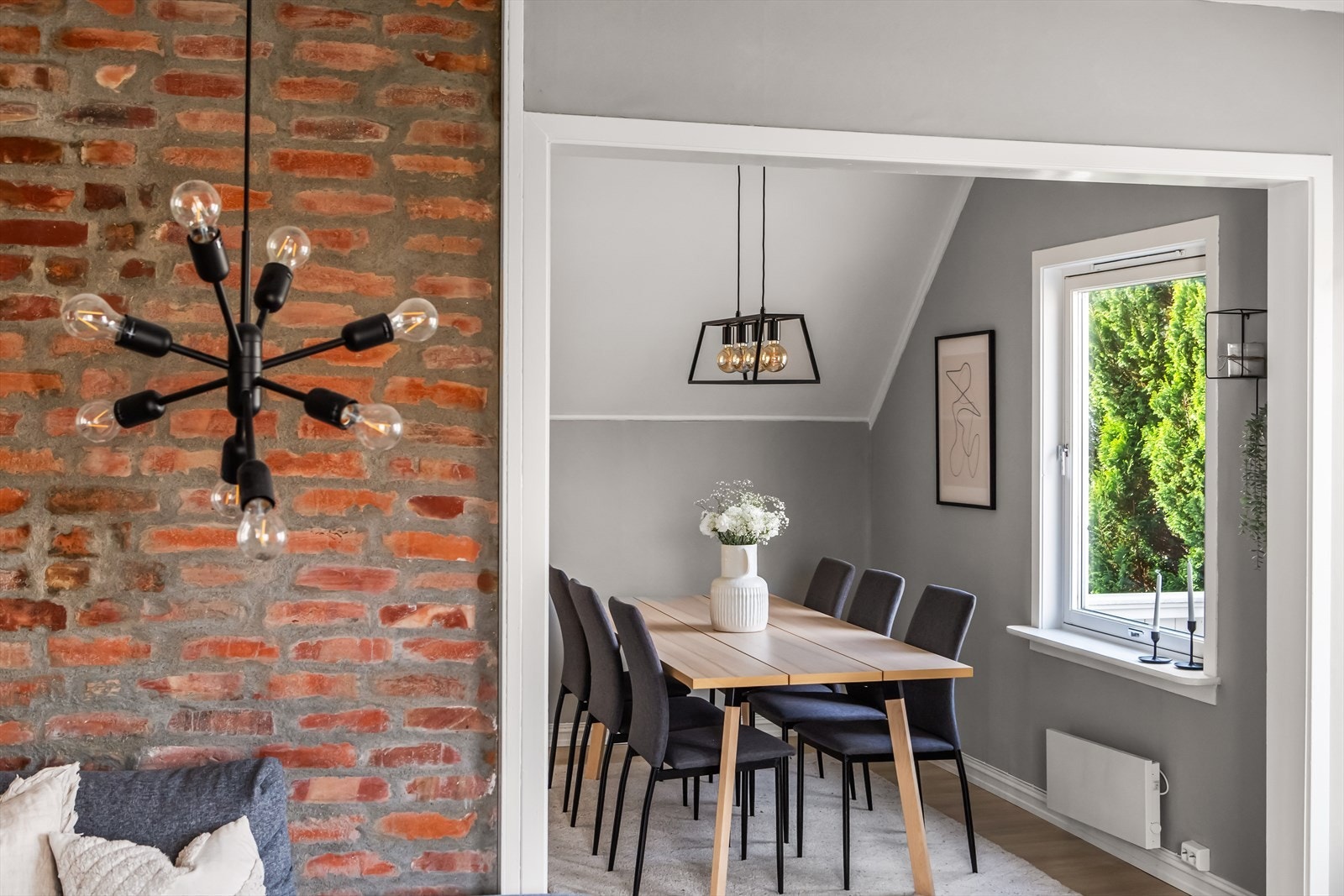 St Olavs gate 47B er en stilfull, luftig og velholdt halvpart av en horisontaldelt tomannsbolig. Galleribilde