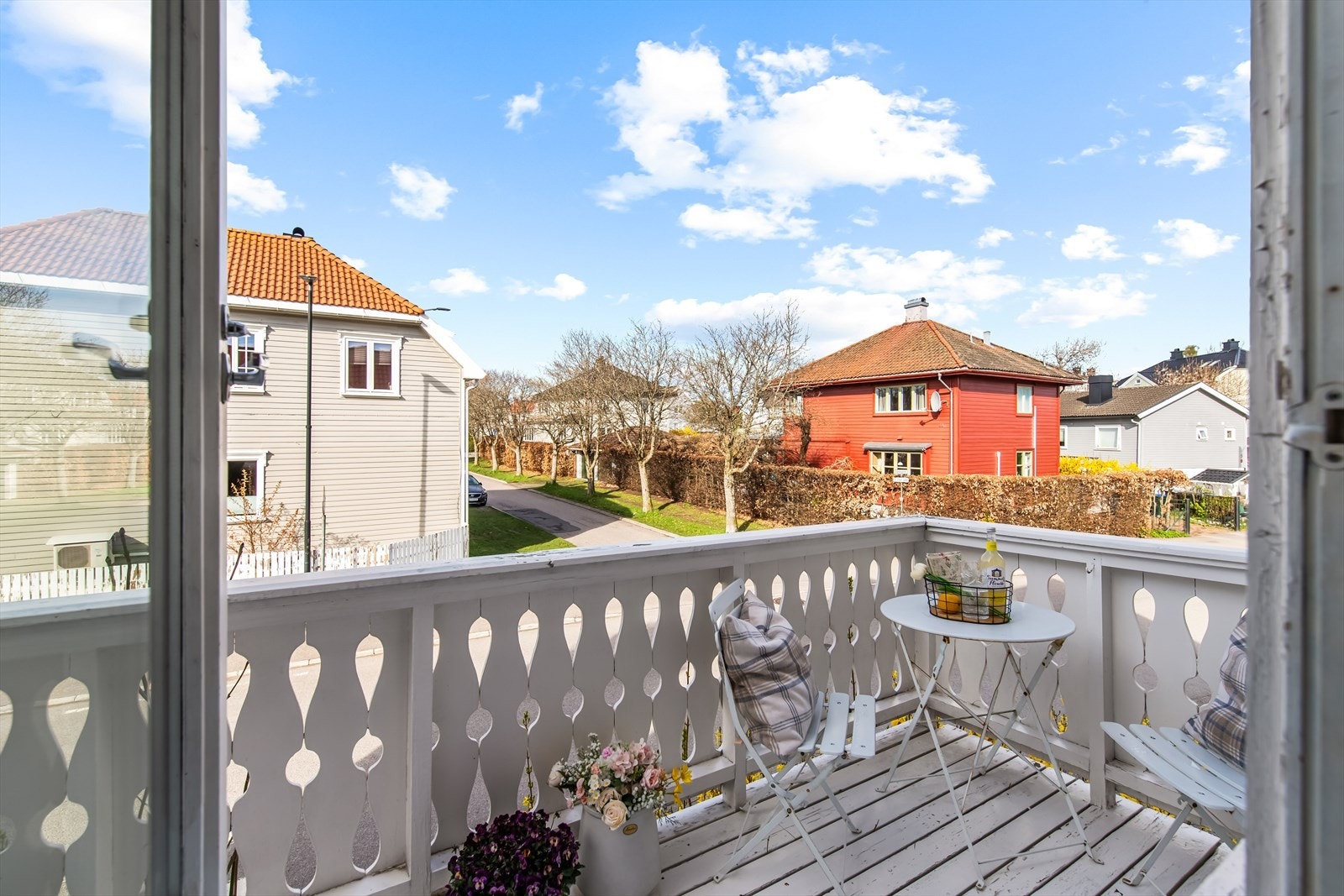 Velkommen til St Olavs gate 47B! Fra stuedelen er det utgang til en vestvendt balkong på ca. 8 kvm med gode solforhold og fint, lokalt utsyn. Foto: Fotograf Magik Galleribilde