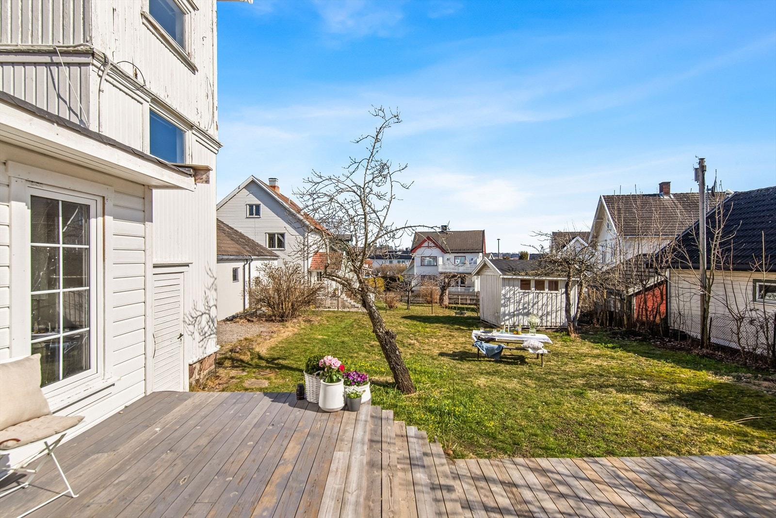 I hagen finner du også en liten fellesbod, ideell for lagring av hageutstyr eller uteleker. Galleribilde