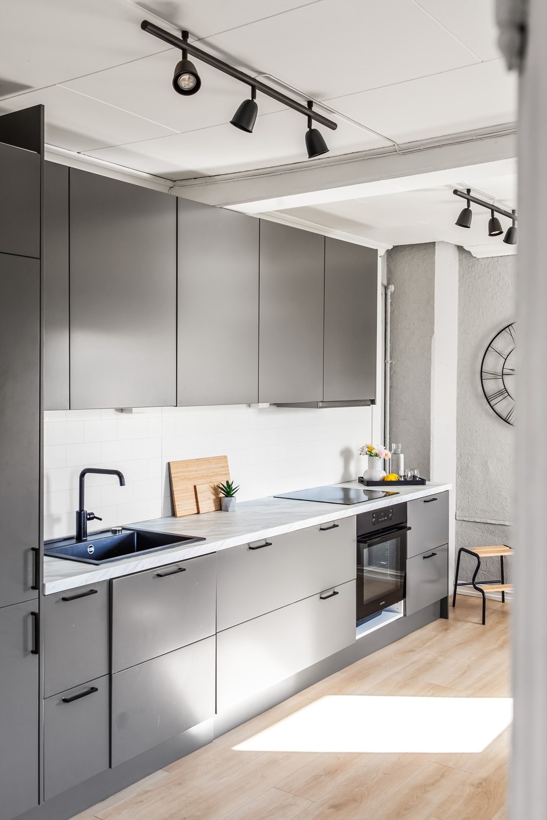 Videre er kjøkkenet utstyrt med integrerte hvitevarer som oppvaskmaskin, kjøleskap, stekeovn og koketopp, samt ventilator, benkestikk og god arbeidsbelysning. Galleribilde