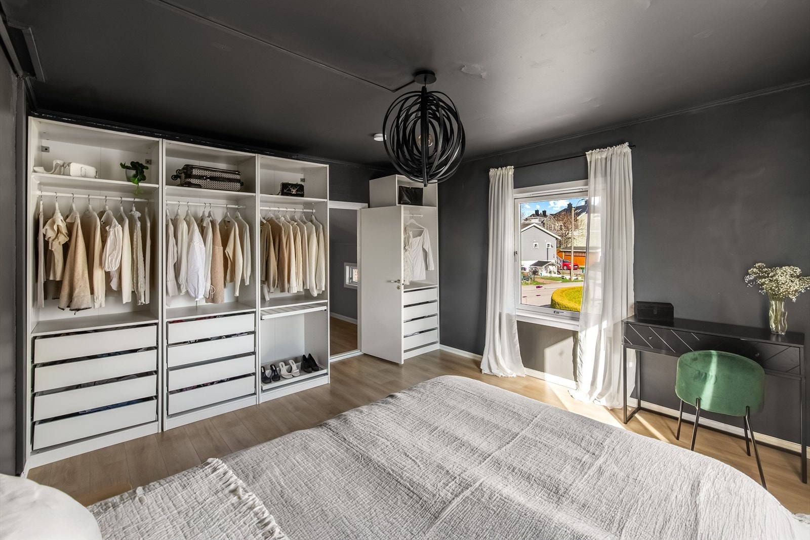 På hovedsoverommet er veggene og himlingen malt opp i en dyp gråtone som står godt til laminatgulvet, og på soverom 2 er det lysegrå panel på veggene og hvitmalt skråhimling. Galleribilde