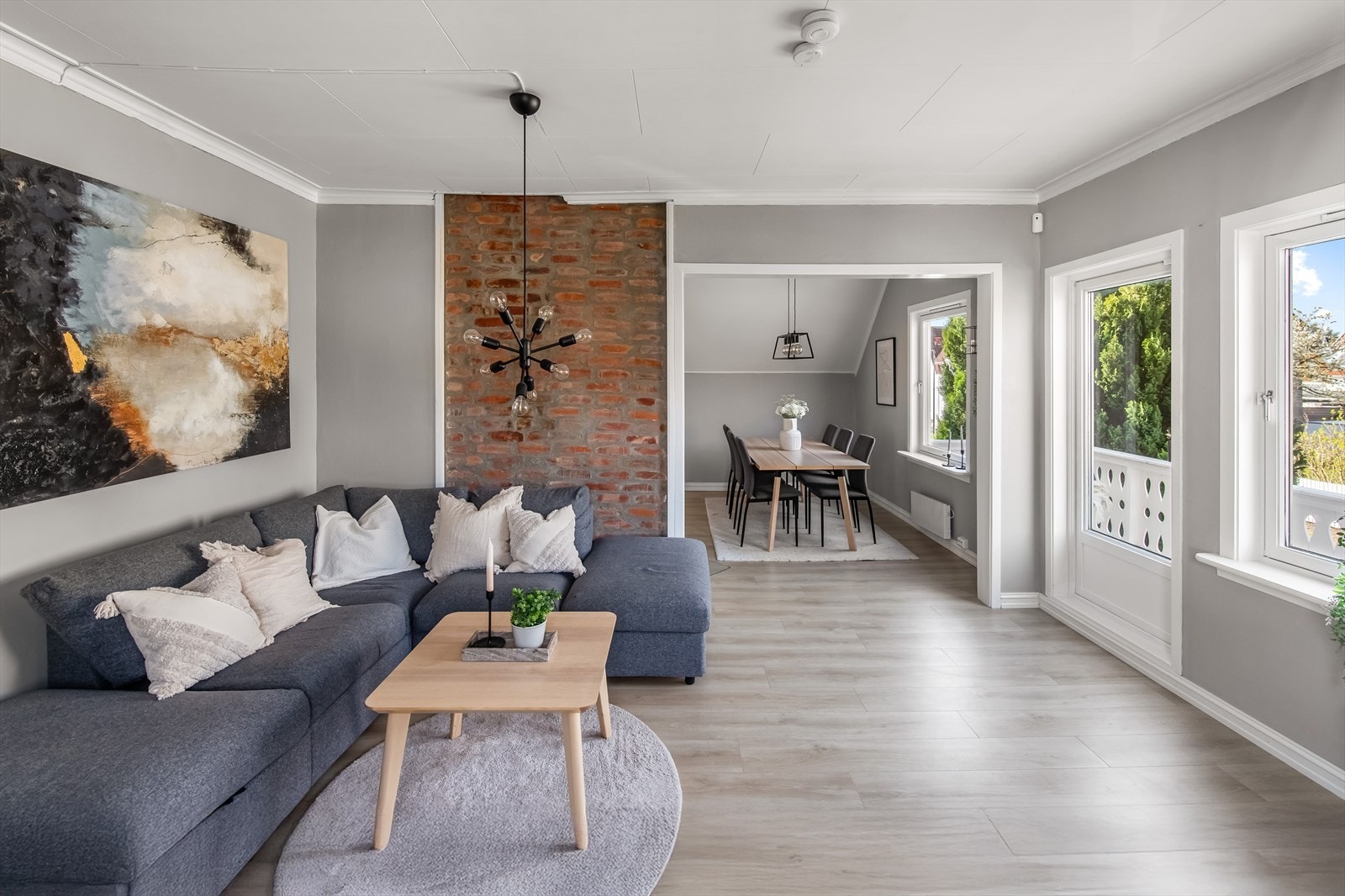 Stuen og spisestuen ligger i dels åpen løsning, og rommene byr sammen på en luftig atmosfære og fine, definerte soner for møblering. Galleribilde