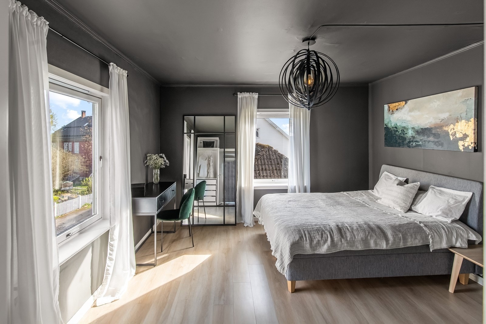 Boligen har to gode soverom - begge med store vinduer og fin møbleringsfrihet. Galleribilde