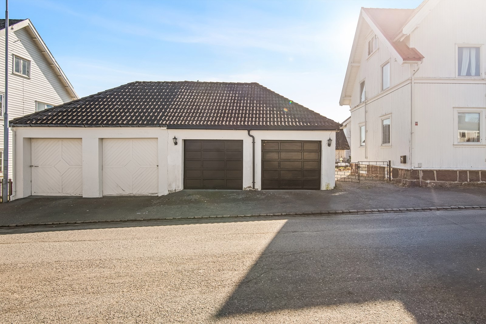 Innkjørselen og området foran inngangspartiet er belagt med grus - både praktisk og pent. Galleribilde