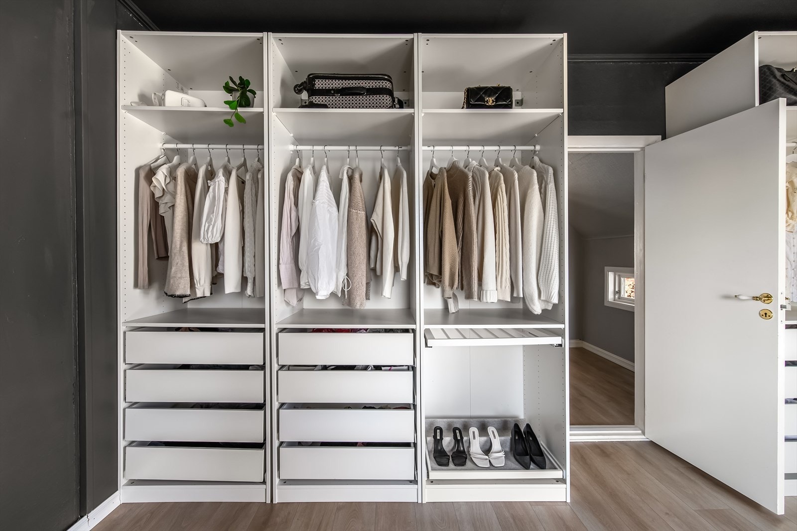 Det er store, åpne og innholdsrike garderobeløsninger på hovedsoverommet, og boligen har for øvrig lagringsplass på felles loft og i felles kjeller. Galleribilde