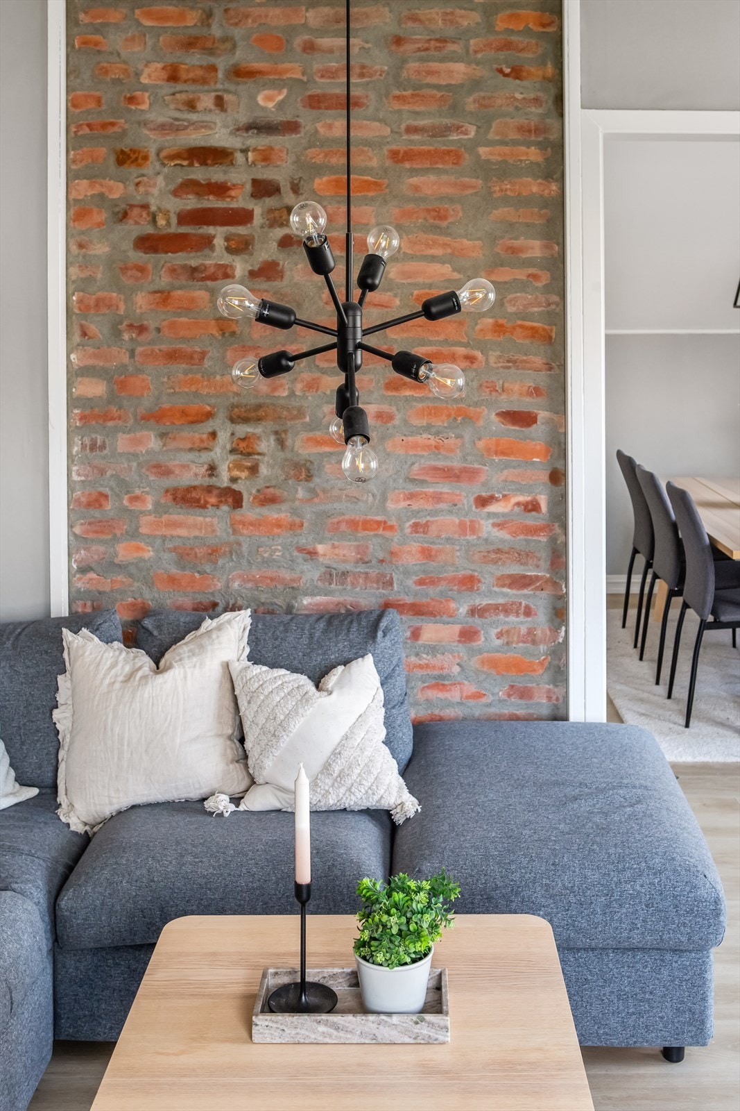 Det er god plass til sofagruppe, lenestoler og tv-/mediastasjon i stuedelen, og i spisestuen er det rom for å samle familie og venner til hyggelige måltider rundt et langbord. Galleribilde